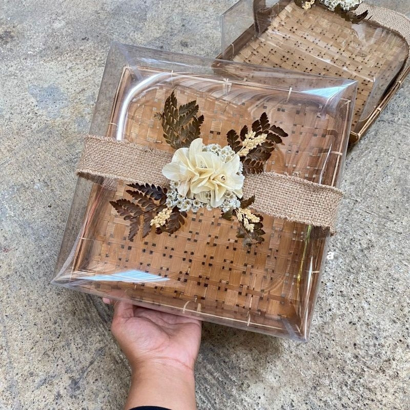 

GROSIR BISA COD PIRING KOTAK BAMBU TUTUP MIKA RUSTIC/HANTARAN PERNIKAHAN/ besek mika/besek hias/besek Jogja/piring kotak/piring mika/piring anyaman