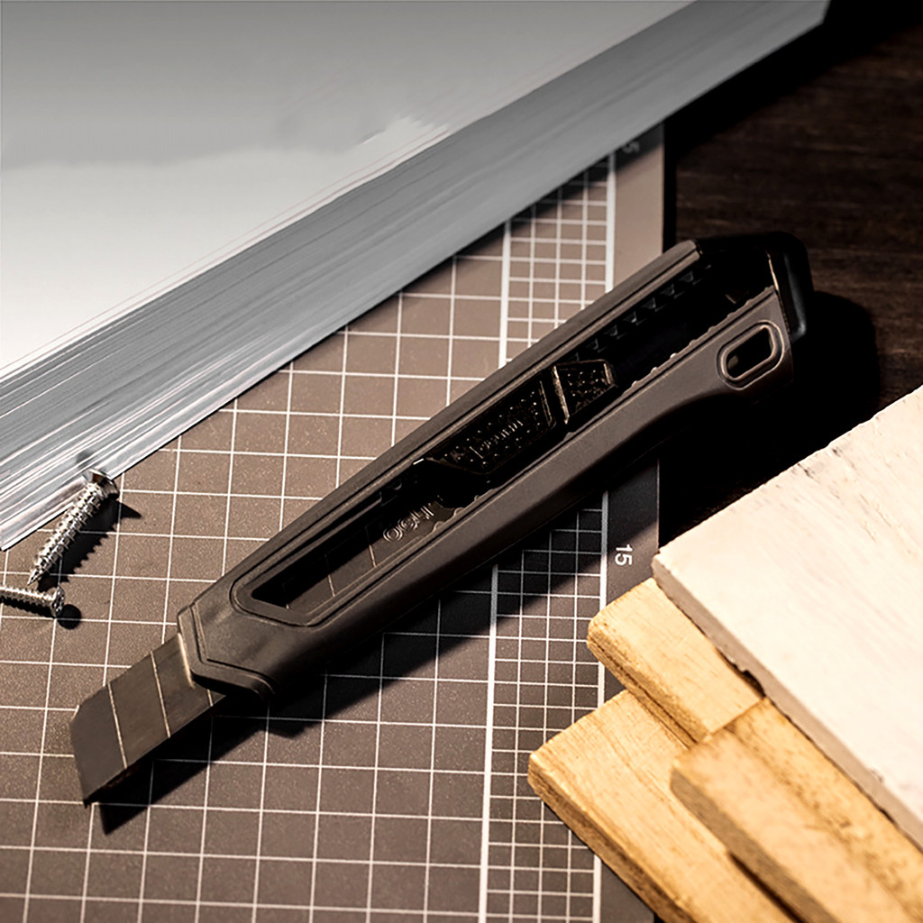 

Deli Cutter Silver Blade SK5 18mm | Pisau Cutter Besar Bilah 60 Derajat DL018C