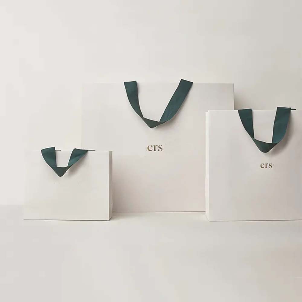 

Wholesale 500pcs/lot High Quality Luxury Custom Size Logo Gift Packaging White Paper Bag with Ribbon Handle for Small Business