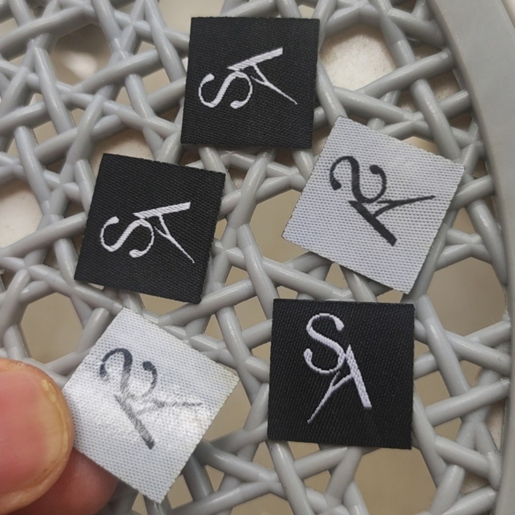 

500PCS Custom Hot Iron Clothing Label 2 * 2 cm Square heat press Polyester Cloth Garment Labels