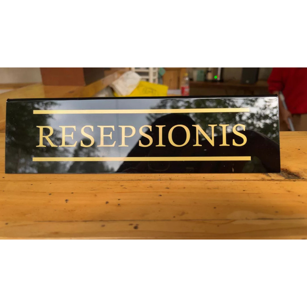 Papan Akrilik Resepsionis | Papan Nama Meja Resepsionis | Akrilik Segitiga Resepsionis