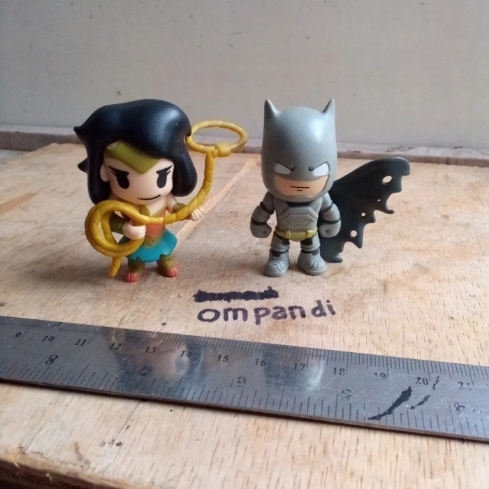 2 pcs figure Batman dan WW Toishop