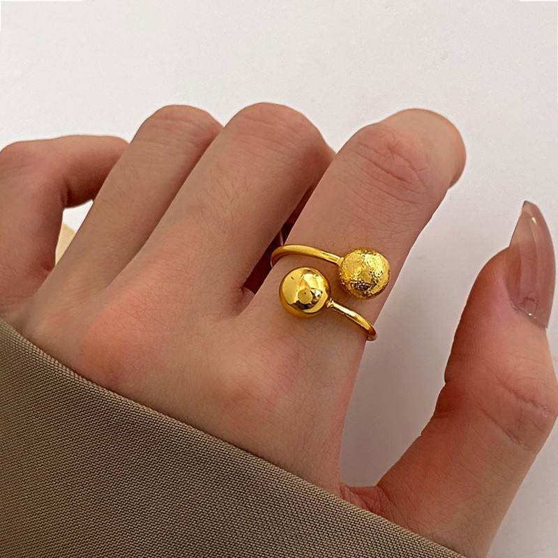 Cincin Emas Bertekstur Halus dengan Manik Emas  Cincin Sederhana Berkualitas Tinggi untuk Wanita