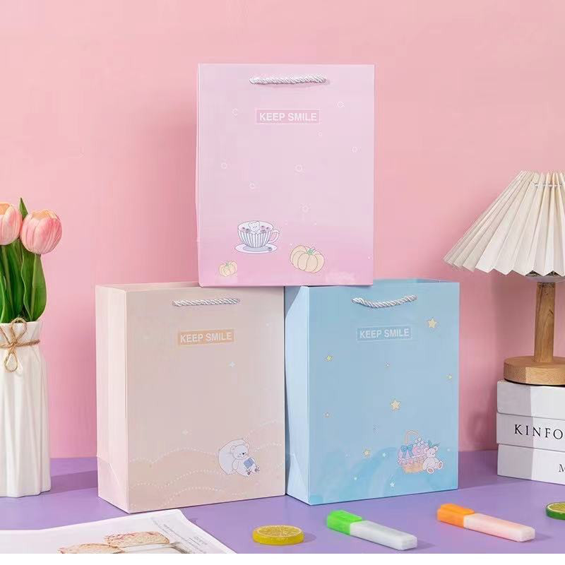 

Paper Bag Gift Cute / Paperbag Hadiah Motif Smile Premium Warna Warni- GG0414