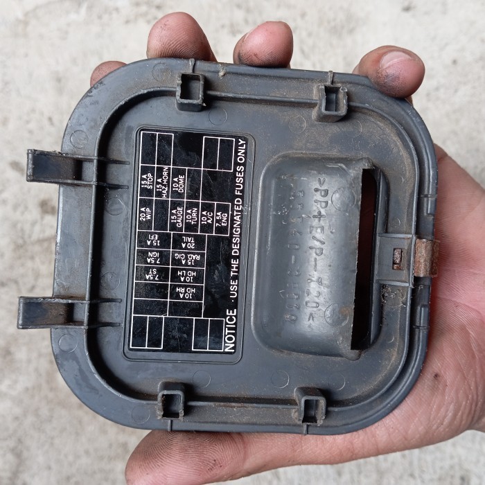 Cover tutup fuse box sikring relay dalam kijang kapsul copotan