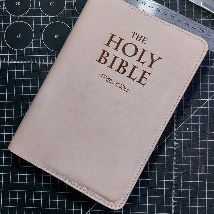 ALKITAB BESAR DENGAN COVER DARI KULIT SAPI ASLI - alkitab katolik, standart