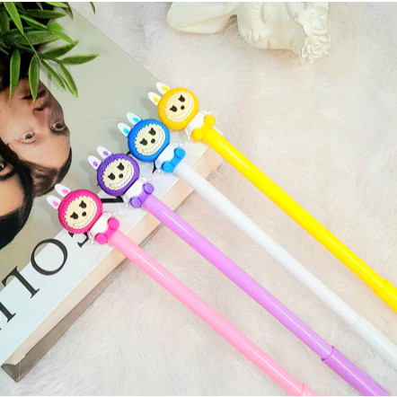 

READY PULPEN GEL TINTA HITAM KARAKTER LABUBU TERSEDIA 4 WARNA PINK UNGU KUNING BIRU / PERLENGKAPAN SEKOLAH KANTOR MERCHANDISE TERBARU TERMURAH BISA COD