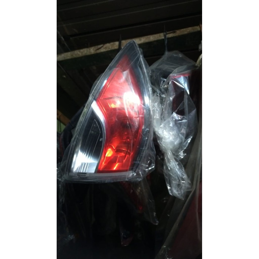 Lampu belakang stoplight stoplamp mazda 2 Sedan