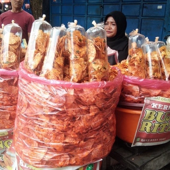 

Kuliner Minang Kerupuk Ubi Singkong Talas Jengkol balado x kunyit Bujang 1000g Oleh-Oleh Asli Cemilan Kampung Makanan Khas Payakumbuh Padang kabau Jajanan Snack Kabau AX00 VNV