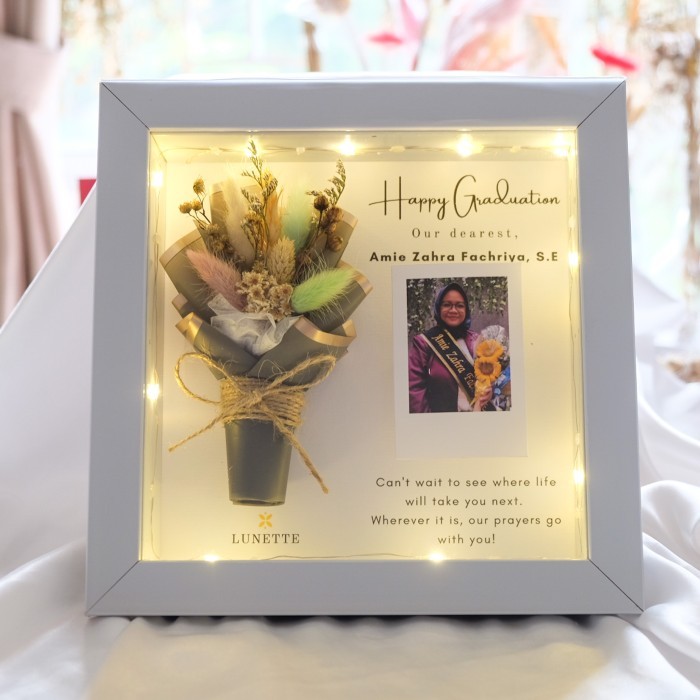 

Buket Bunga dalam Pigura Frame 3D 20x20 cm Hadiah Wisuda Ulang Tahun - Tanpa Lampu