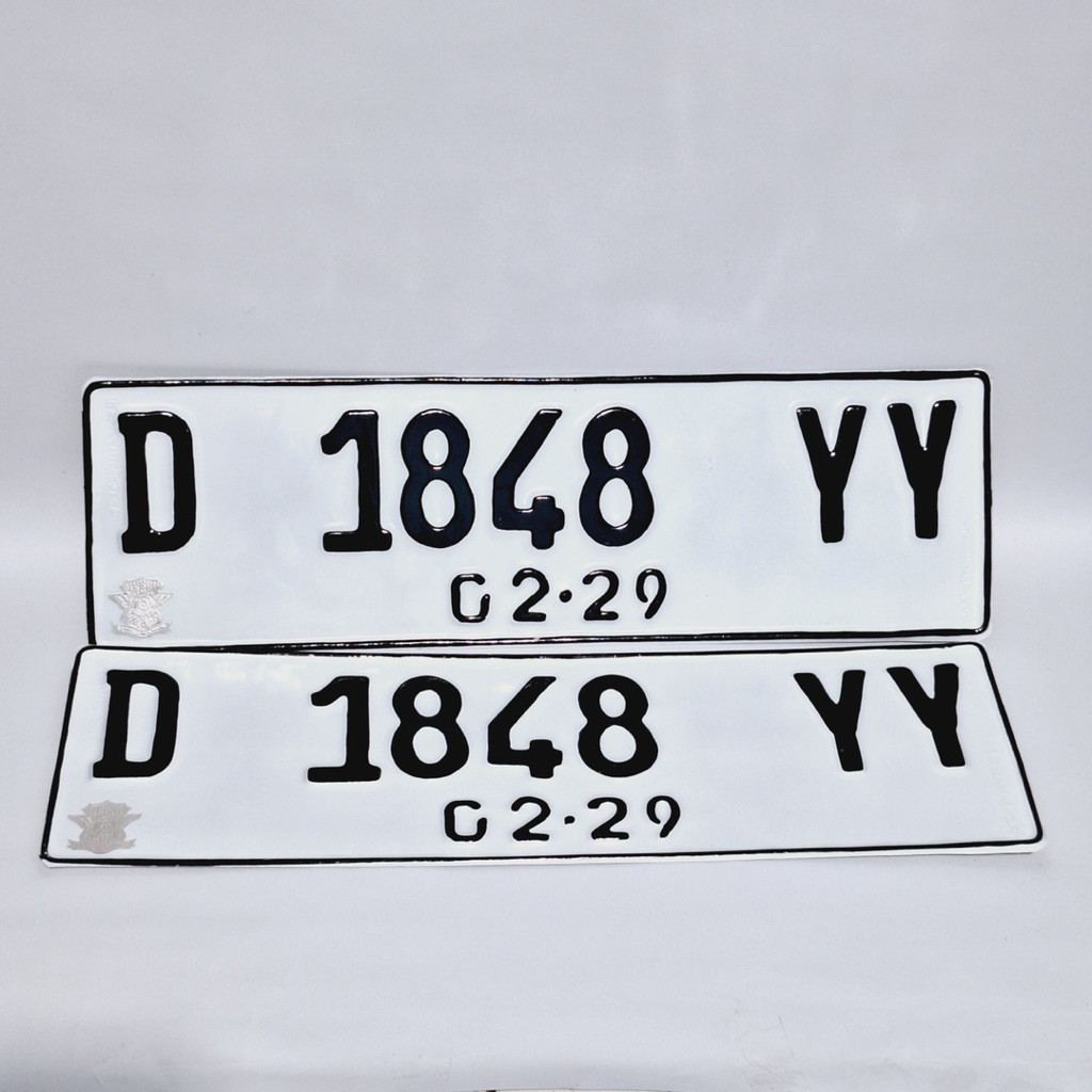PLAT MOBIL SEPASANG ADA LOGO KORLANTASNYA PUTIH DAN HITAMCO