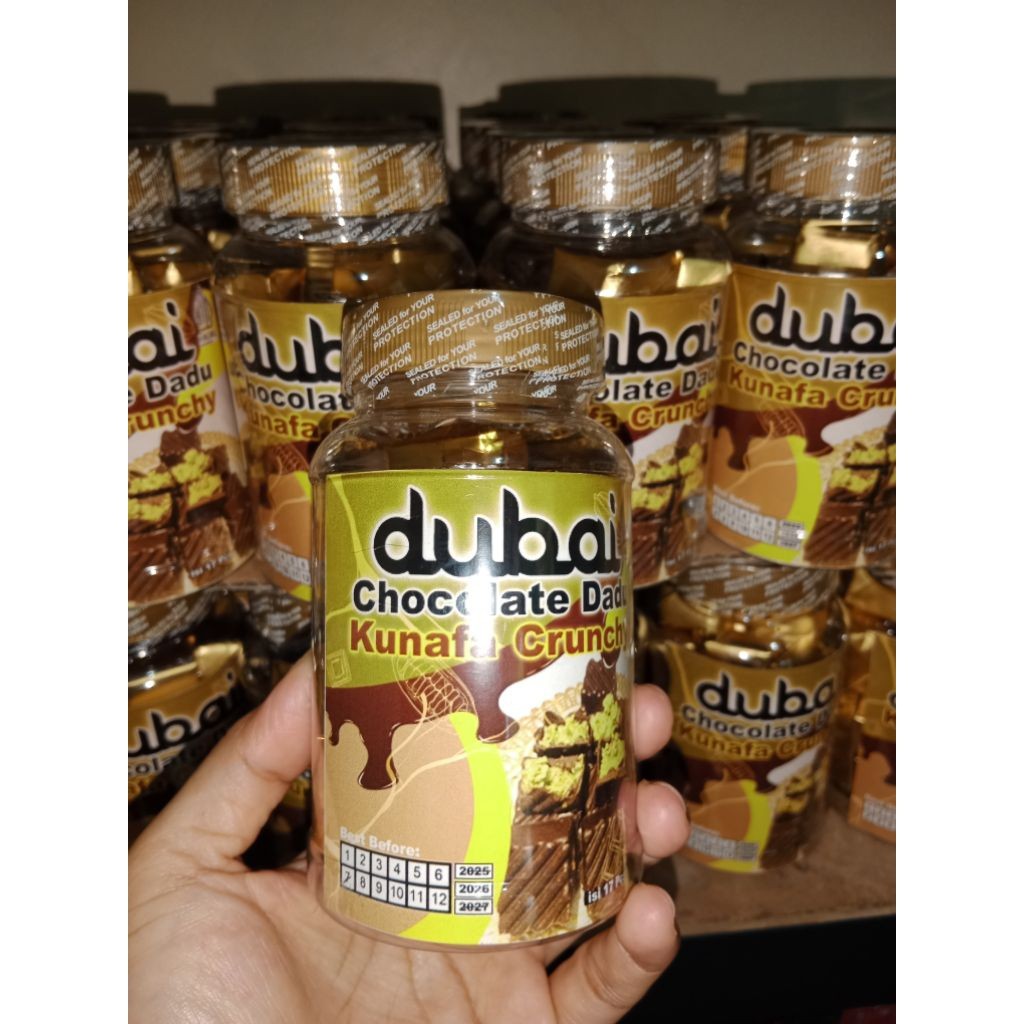 

Dubai Chocolate Dadu Kunafa Crunchy/Isi 17 Pcs Per Toples/Dijual 2000an/Jajanan Anak-anak Jaman Now.