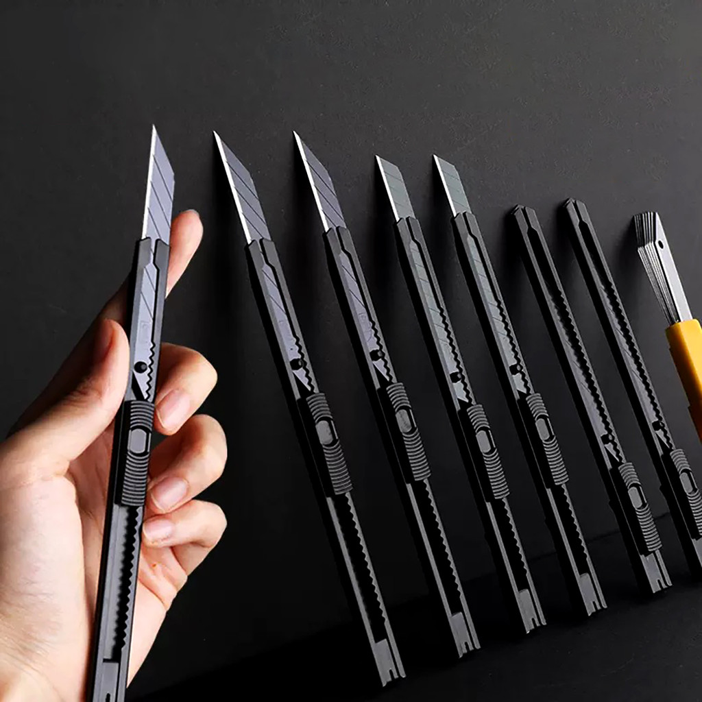 

Deli Cutter Black Blade SK5 9mm | Pisau Cutter Mini Bilah 30 Derajat Full Hitam DL007H