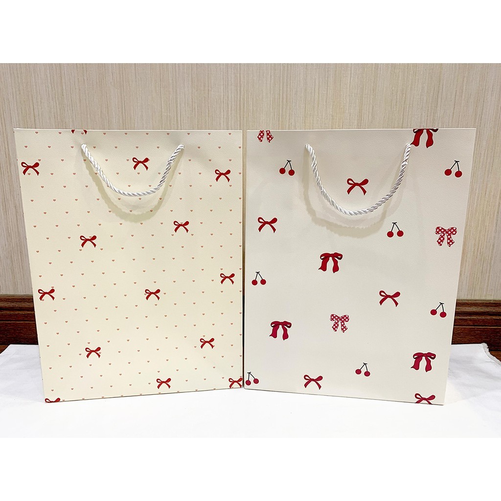 

PAPER BAG KADO TALI PITA LUCU TEGAK SEDANG / Tas Ulang Tahun/ Tas Bag Gooldie