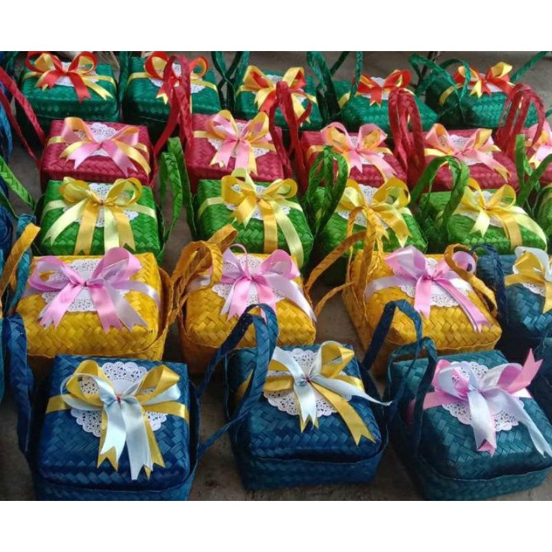 

Besek jinjing warna plus pita ukuran 20 cm | Kreasi Kerajinan Besek Bambu