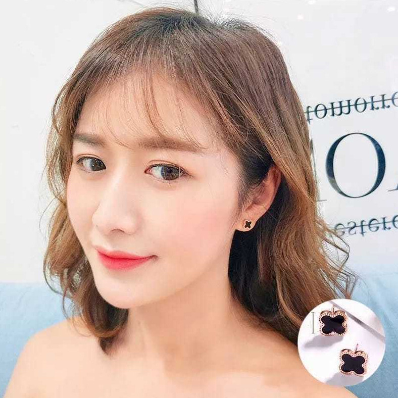 Anting Emas Titanium Wanita Korea/Anting Tusuk Bunga Clover Hitam