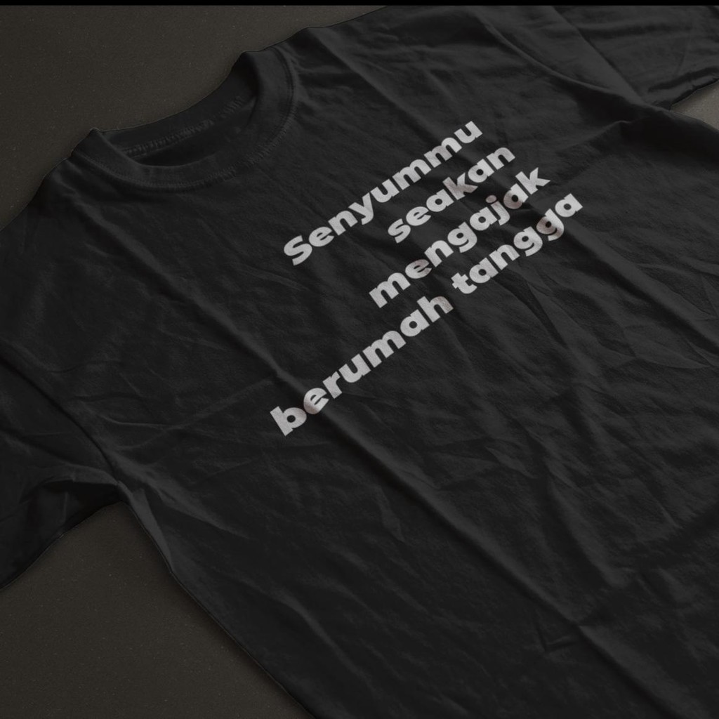 Kaos Kata Kata Plesetan Senyummu Seakan LUCU (S-XXL) Katun DTG