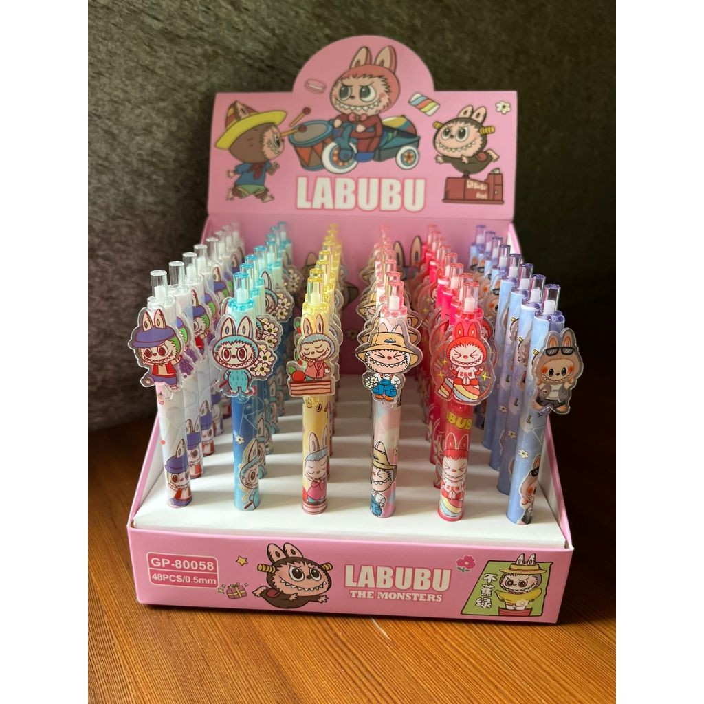 

JAMIN MURAH !!!Paket Usaha Pulpen Lucu Akrilik Labubu Sanrio Ink Pen Pokemon Lotso Pen Cetek ( isi 48 )(BISA LANGSUNG ORDER)