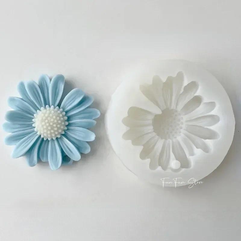 

Daisy Scented Candle Daisy Silicone Candle Mold Aromatherapy Soap Mold for Candle Making Kit DIY Flower Handmade Candle Mold