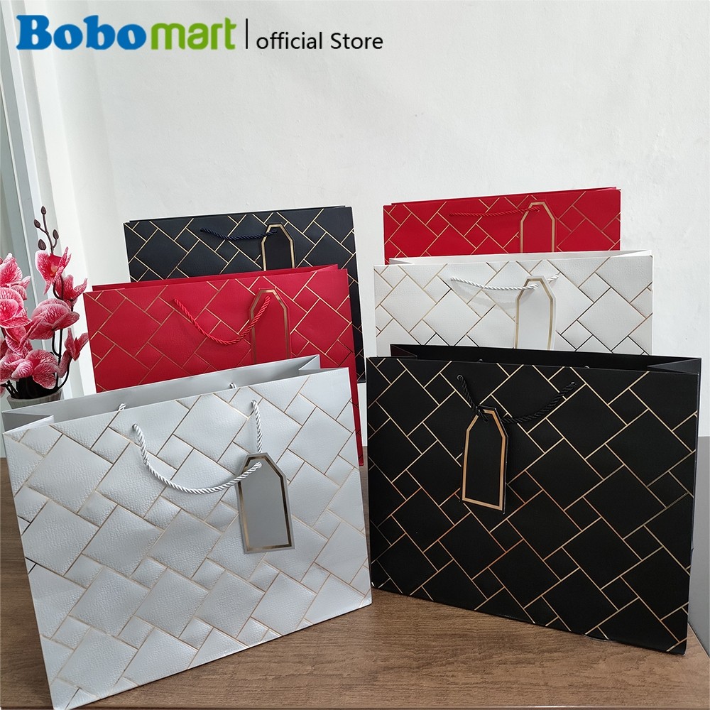 

BOBOMART Paper Bag Mewah Elegan dengan Tag - Tas Kertas Kado Souvenir Ulang Tahun Pernikahan TS-1974