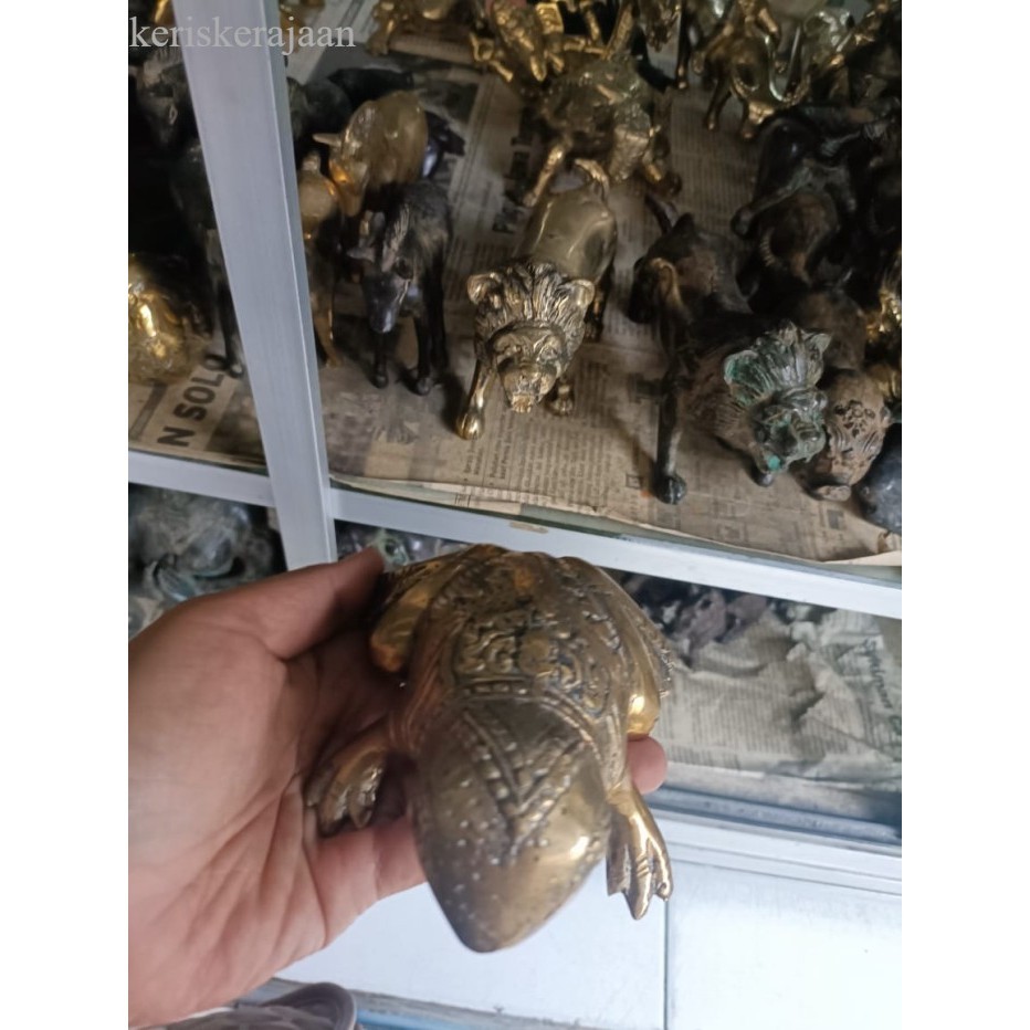 

patung kodok katak dari kuningan sepuhan emas sepuh majpahit termurah bk Keris sengkelat majapahit mataram kartosuro kartasura Balin antik