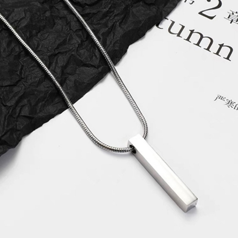 kalung titanium bulat belut silver dan hitam bandul balok silver