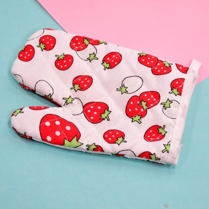 Sarung Tangan Pelindung Tangan Masak Memasak Dapur Oven Microwave Motif Tahan Anti Panas Kitchen Set Gloves Strawberry 1 Piece
