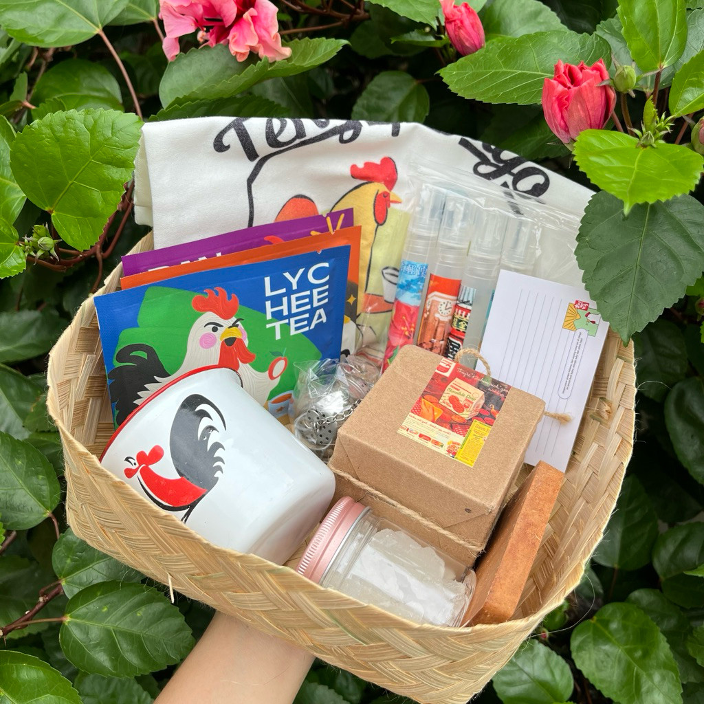 

Hampers Teh Serbuk bymakaira | hampers gelas enamel teh totebag scented candle linen spray lucu unik jadul vintage kado unik hadiah unik hadiah wisuda hadiah ultah birthday gift graduation bingkisan hampers