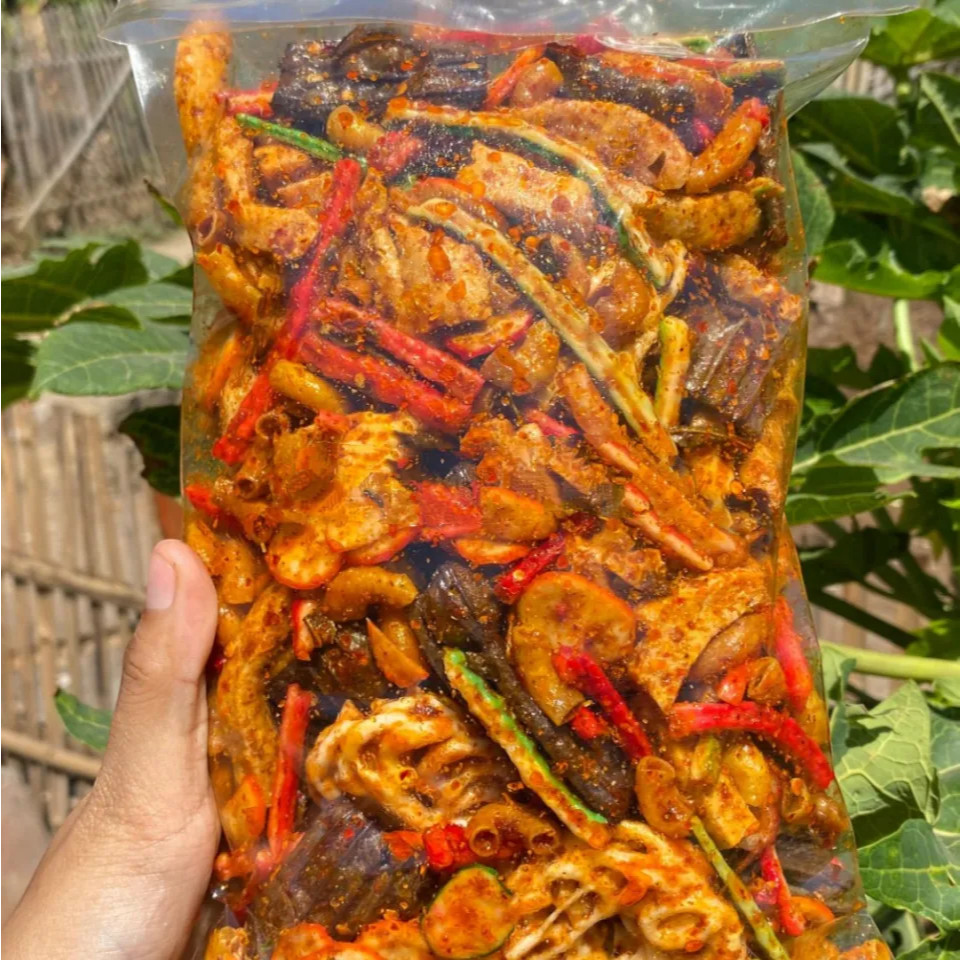 

seblak campur kerupuk mix bumbu melimpah pedas gurih mantap