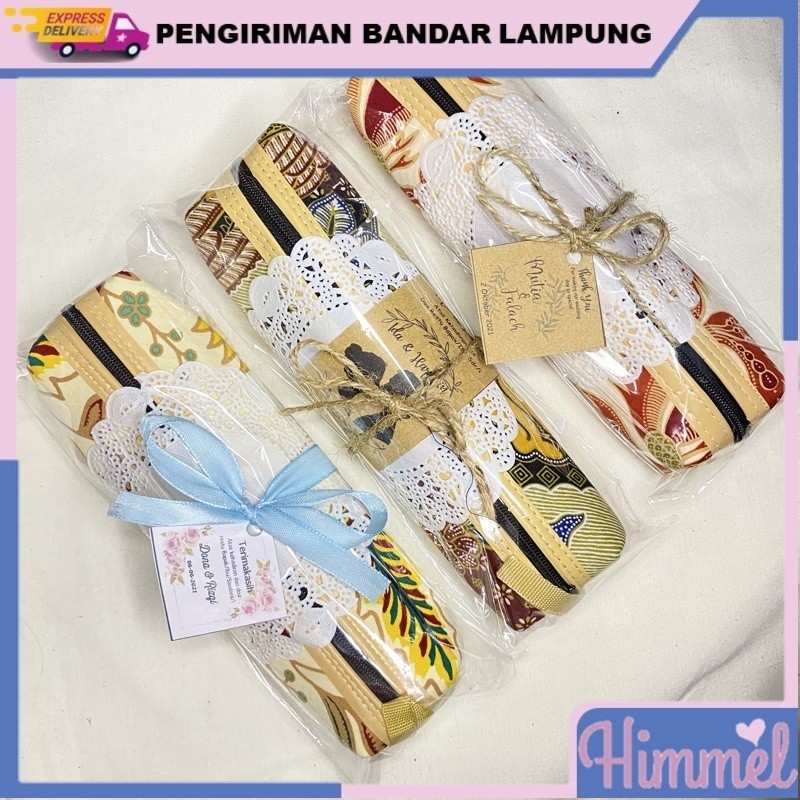

SOUVENIR PERNIKAHAN TEMPAT PENSIL BATIK KHAS JOGJA MURAH HIMMEL SOUVENIR
