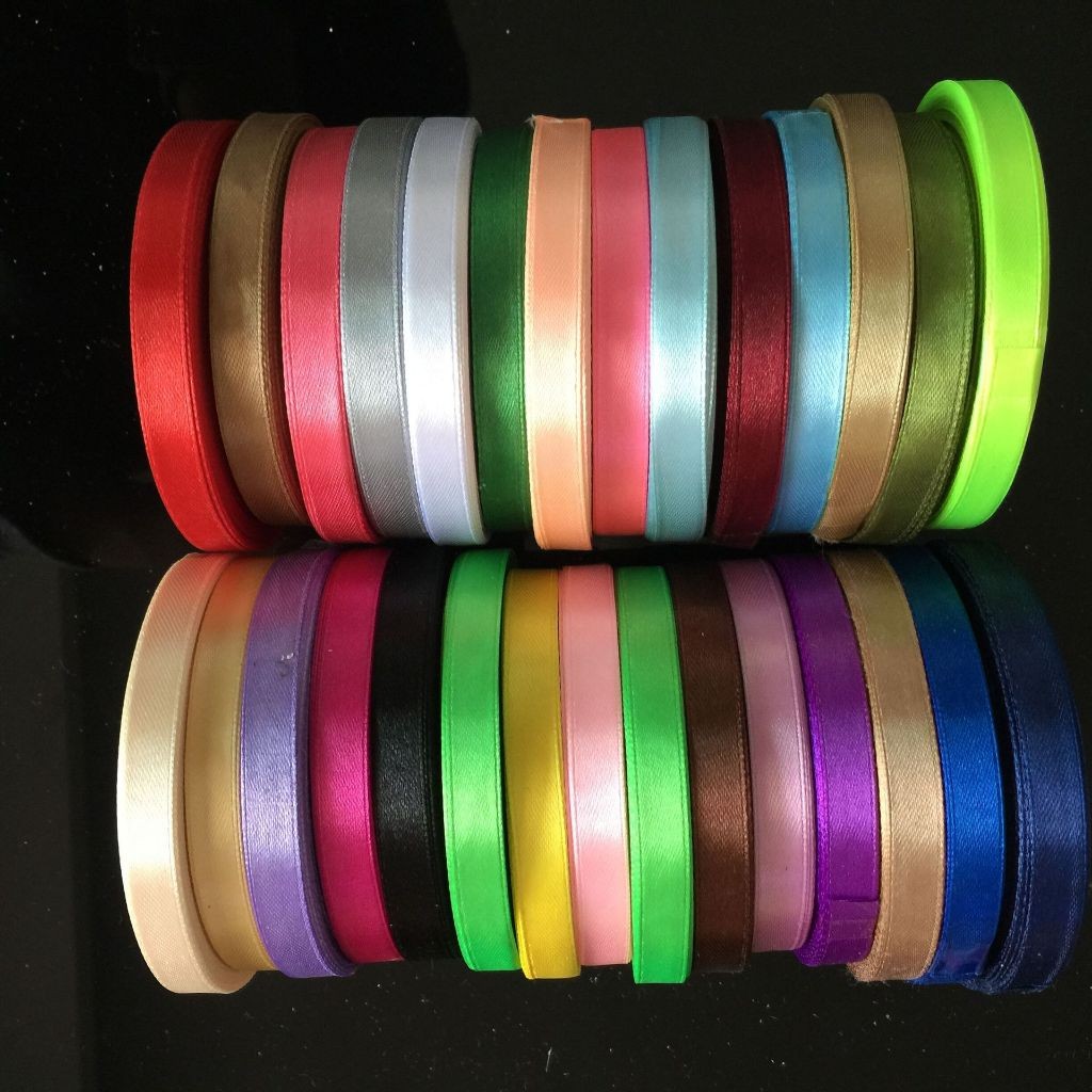 

PITA SATIN IMPORT SEDANG LEBAR 1 CM 1/3 Inchi INCI PREMIUM ( PER ROLL PANJANG 22 Meter ) PITA KADO GIFT BOUQUET BUNGA DEKORASI