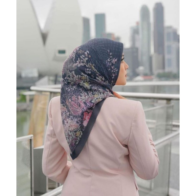 BUTTON SCARF JILBAB SEGIEMPAT VOAL MOTIF BUTTON SINGAPORE & PARIS MIRIP ORI