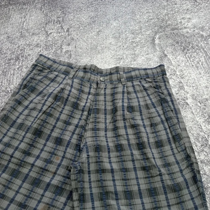 Celana pendek pria motif garis kotak