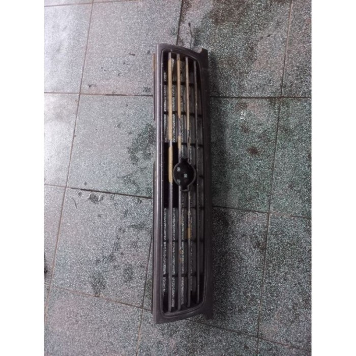 Grill nissan suny 1994 sd 1996 original