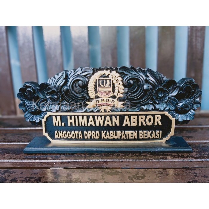 

PAPAN NAMA / PAPAN NAMA UKIR KAYU / PAPAN NAMA MEJA KERJA DPRD KP343