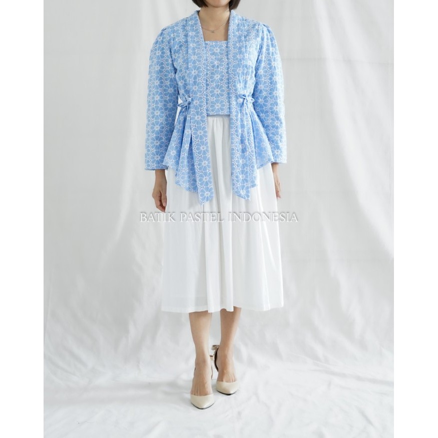 

Karin Top Atasan Kebaya Kutubaru - Batik Pastel - PJG Blue, L-XL