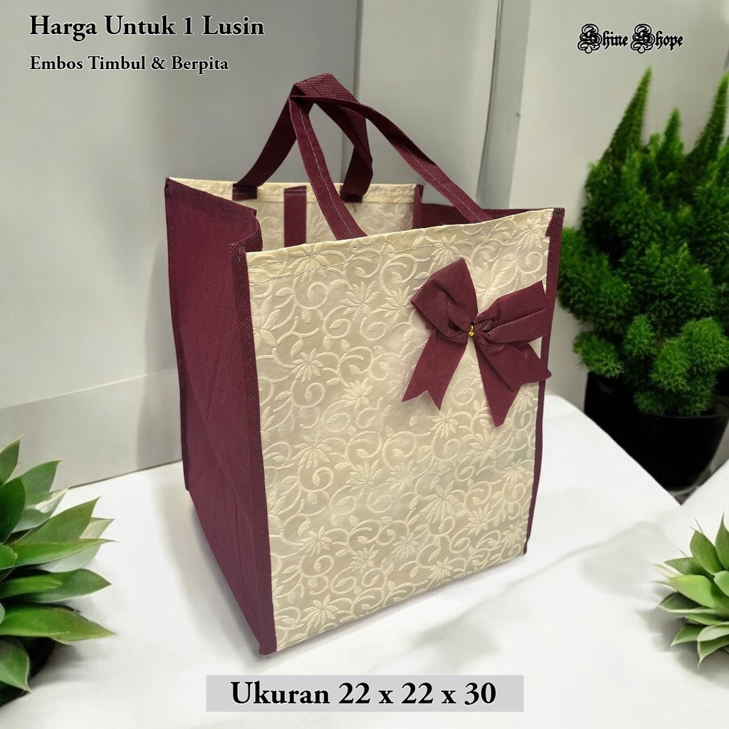 

GOODIE BAG TAS HAJATAN MOTIF EMBOS PITA PREMIUM UKURAN 22x22 PER 1 LUSIN (12 Pcs) / Tas Berkat / Tas Spunbond