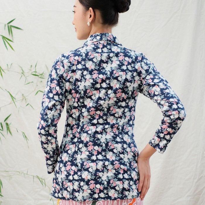 

Kebaya kutubaru kancing gayatri lengan panjang meradelima katun jepang biru navy - XL