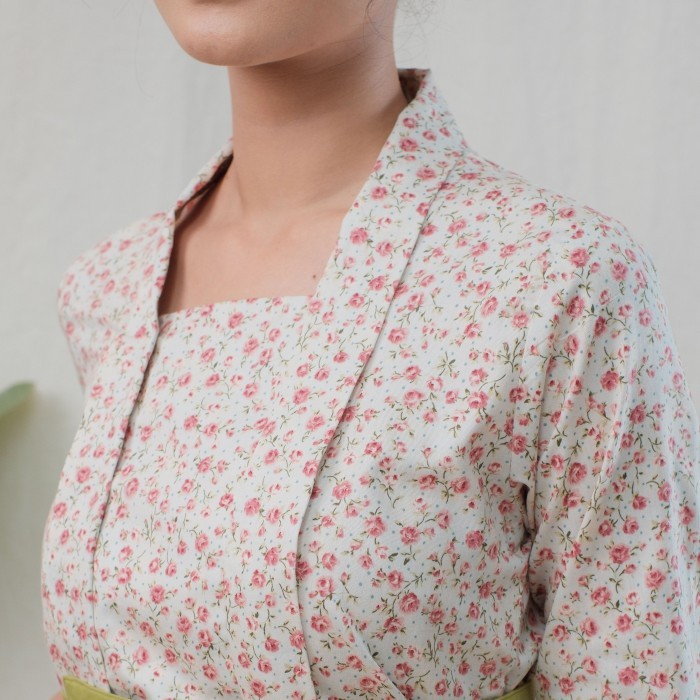 

Kebaya kutubaru kalina lengan 7/8 meradelima katun Jepang bunga dusty - XS