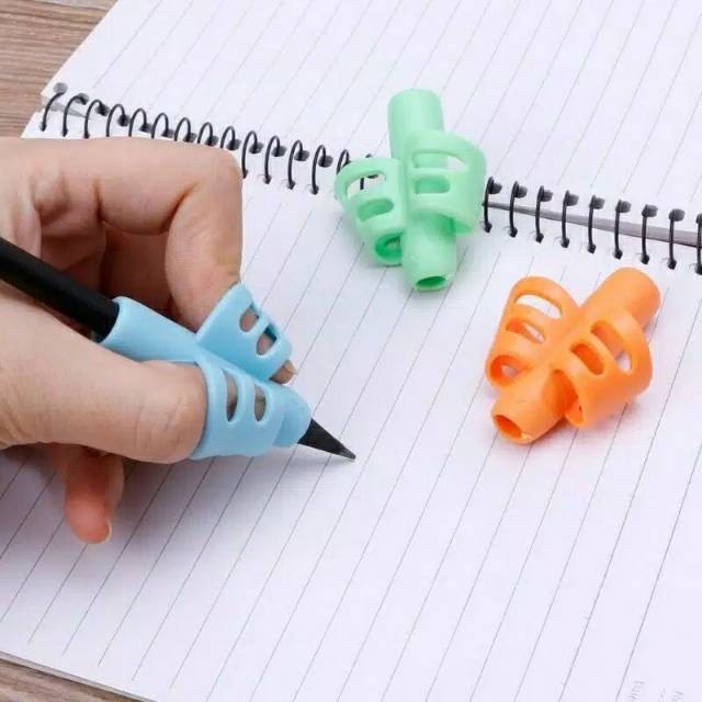 

S2071 Alat bantu tulis belajar menulis pencil 3 grip 2 grip 3 grip alat bantu belajar pegang pencil sekolah anak pensil bolpoin bolpen DOC