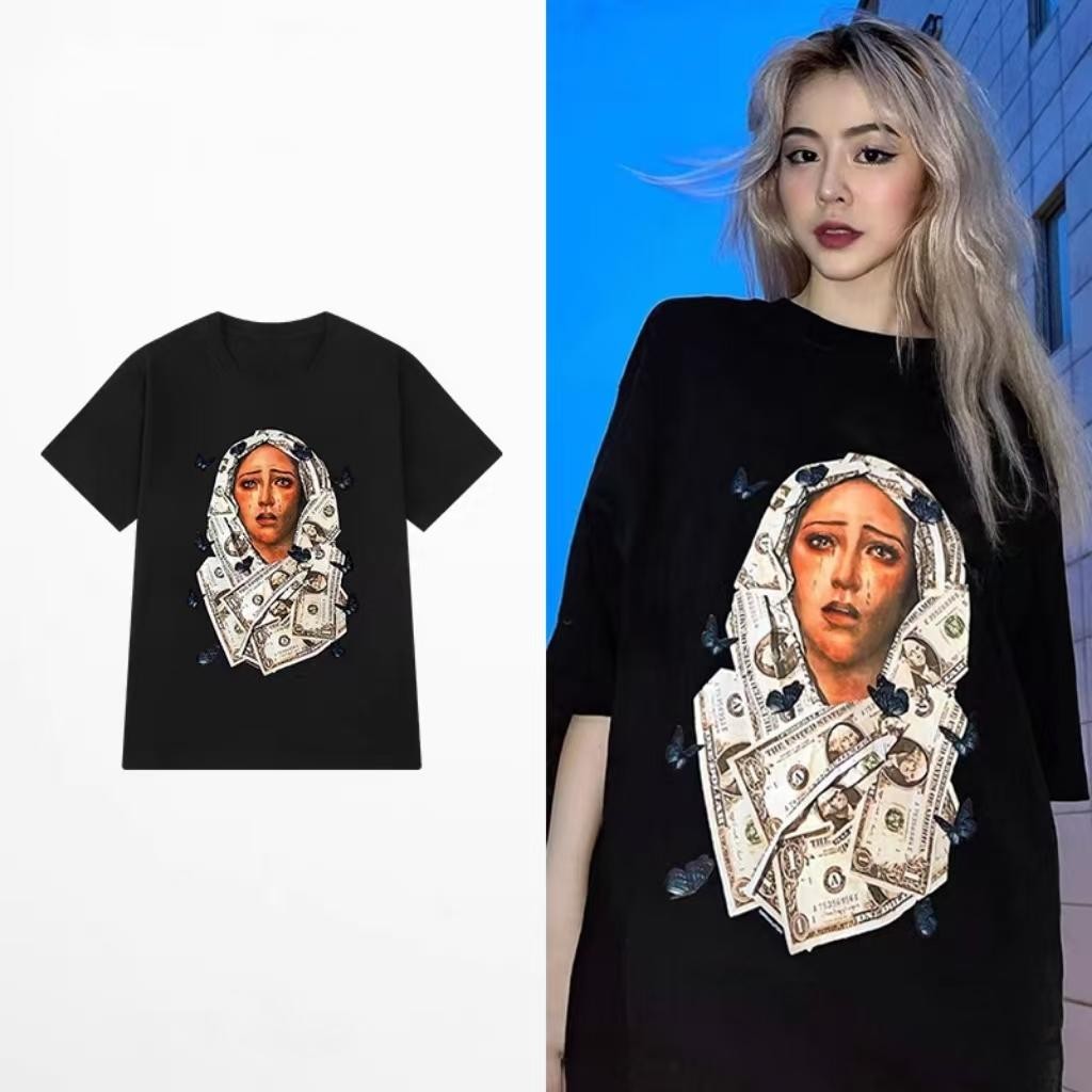 Kemeja pendek ini cocok untuk baik pria maupun wanita. Terdapat motif cetakan gambar wajah di uang d