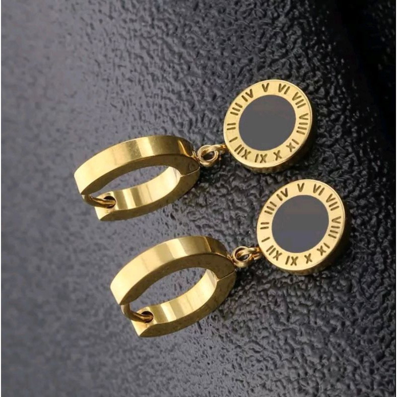 Anting Perempuan Motif Bulat Hitam Angka Romawi