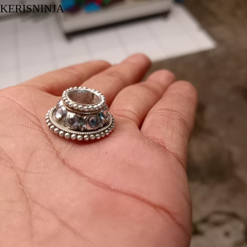 Mendak Keris Bahan Perak Warna Silver Hias Batu Yakut Garap Alusan NJ8