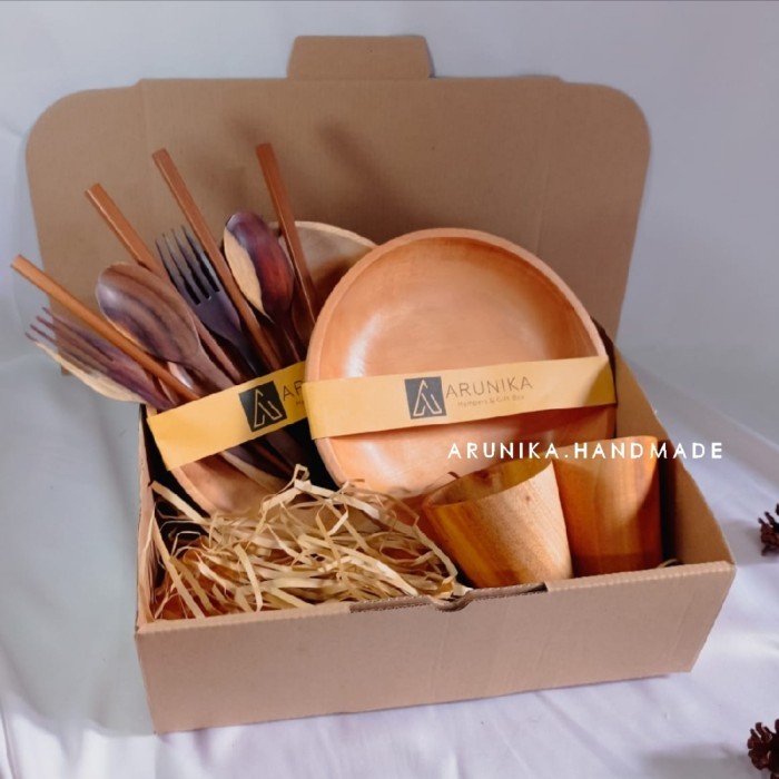 

Arumi Hampers Alat Makan Kayu Piring Kayu hadiah Pernikahan / kado