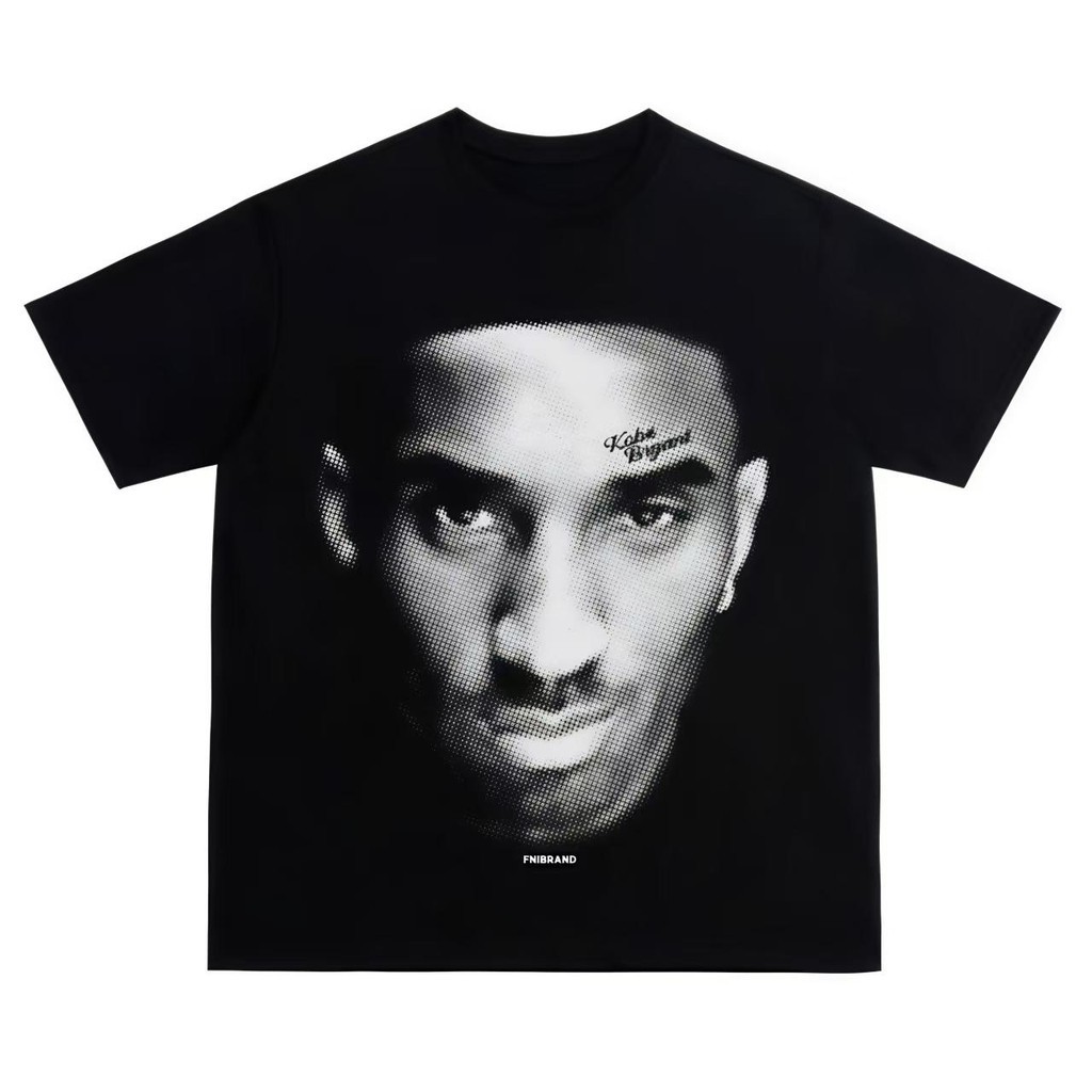 Kemeja pendek cocok untuk pria dan wanita. Ada cetakan bintang bola basket Kobe Bryant di atasnya. S