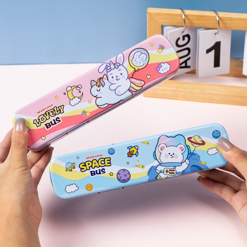 

FAVORITE MOTIF IN AESTHETIC BLUE AND PINK / TEMPAT PENSIL MOTIF BERUANG LUCU / LOVELY BUS & SPACE BUS / WARNA BIRU DAN PINK PASTEL