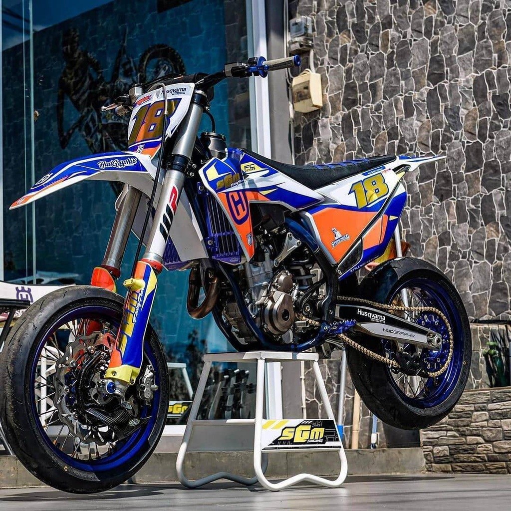 

MJ DECAL FULL BODY KLX GORDON KOMBINASI NAMA DAN NOMOR BAHAN GOLD FREE REQUEST