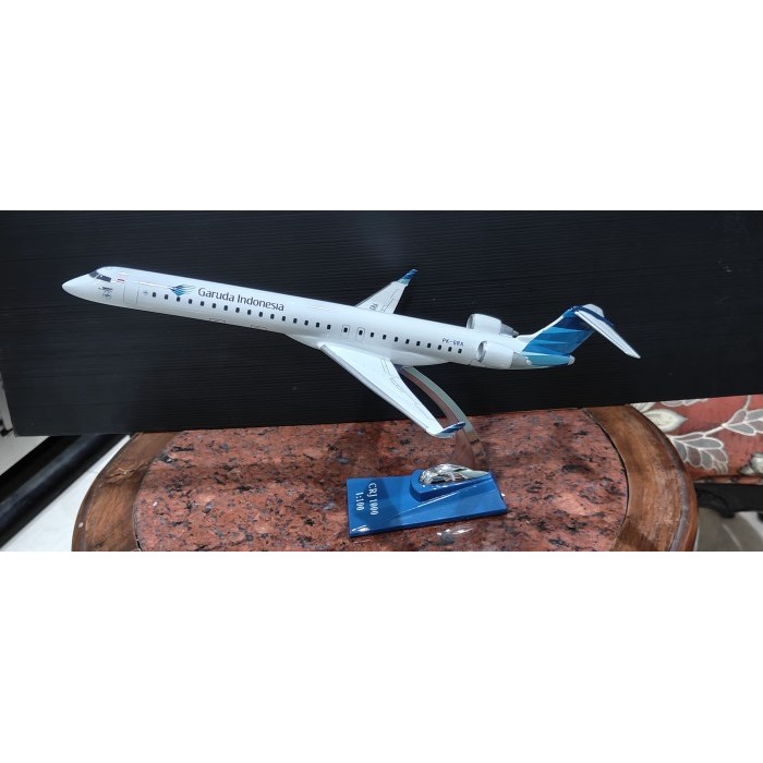 Miniatur Pesawat Terbang Garuda Indonesia CRJ1000 Bombardier PK-GRA 1:100  Fiber Resin Diecast Aircr