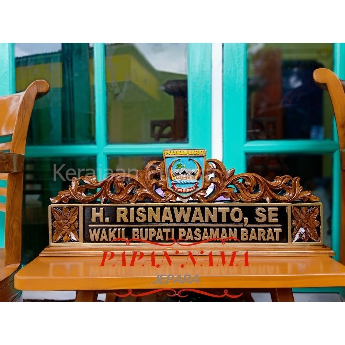 

PAPAN NAMA MEJA + PAPAN NAMA UKIR + LOGO PEMDA + CUSTOM UKIR KP343
