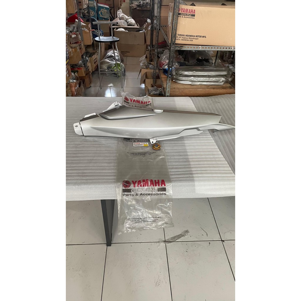 COVER BODI /BODY BELAKANG YAMAHA VEGA R NEW SILVER  KANAN ORIGINAL YGP